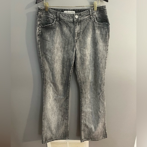 Chico’s Platinum Denim Ultimate Fit Barely Flare Gray Alkaline Jeans Chico 2 =12 - Picture 7 of 10